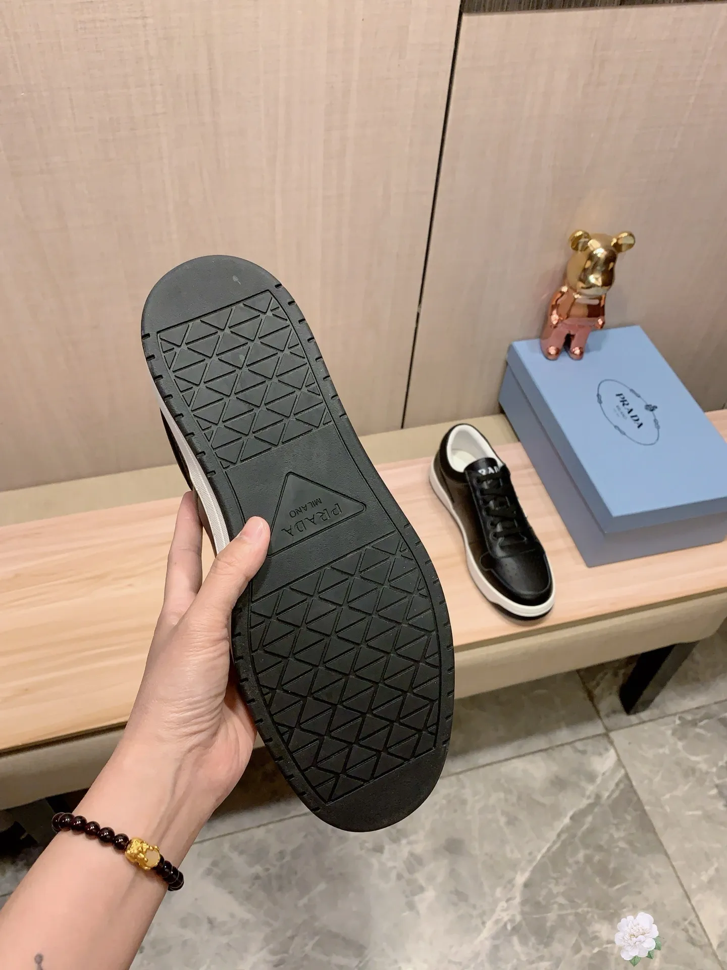 Men's Men's Shoes💰442💰💰🎩🎩[Lightning][Lightning] "PRADA*" The latest and most popular casual shoes, top brand [seduce] luxury ~ purchasing agency, top quality ~. [Strong] The upper is made of imported breathable cowhide material ➕ breathable sheepskin feet (•) with fine workmanship. The original stylish and stylish soft rubber wear-resistant and non-slip outsole is light and comfortable on the feet. The real thing looks better when photographed in real life. 226: code: 38-44, white and black 4️⃣ colors selected